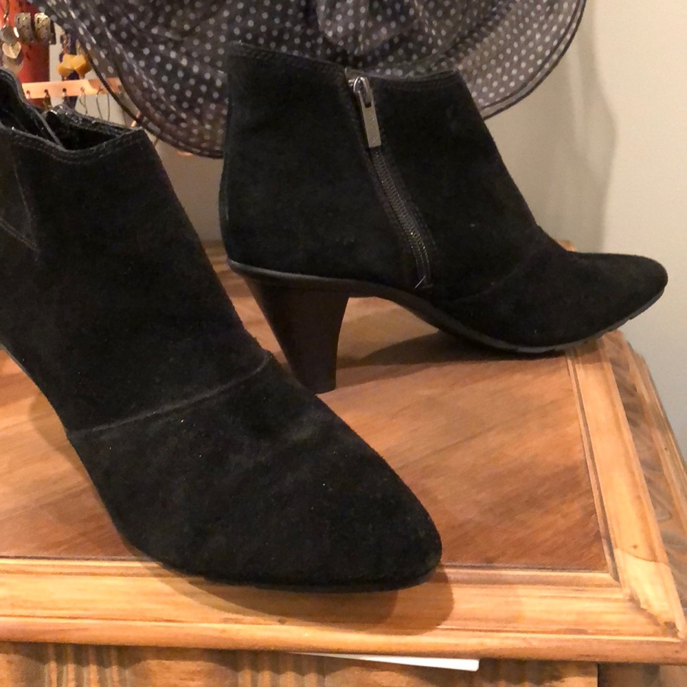 Kenneth Cole blacks suede ankle boots